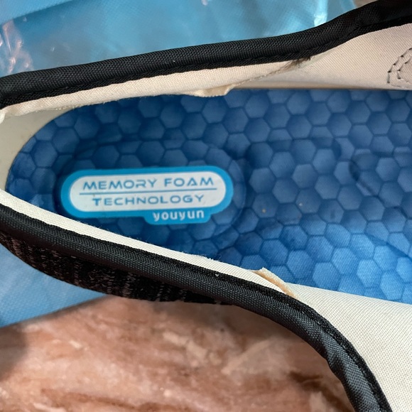 Brand new never worn women's Velcro shoes Size 7. Perfect for swollen feet. - Picture 6 of 9